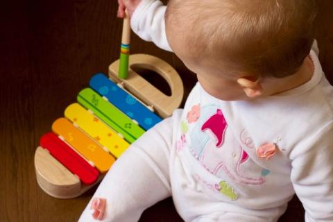 Un bebé tocando su marimba